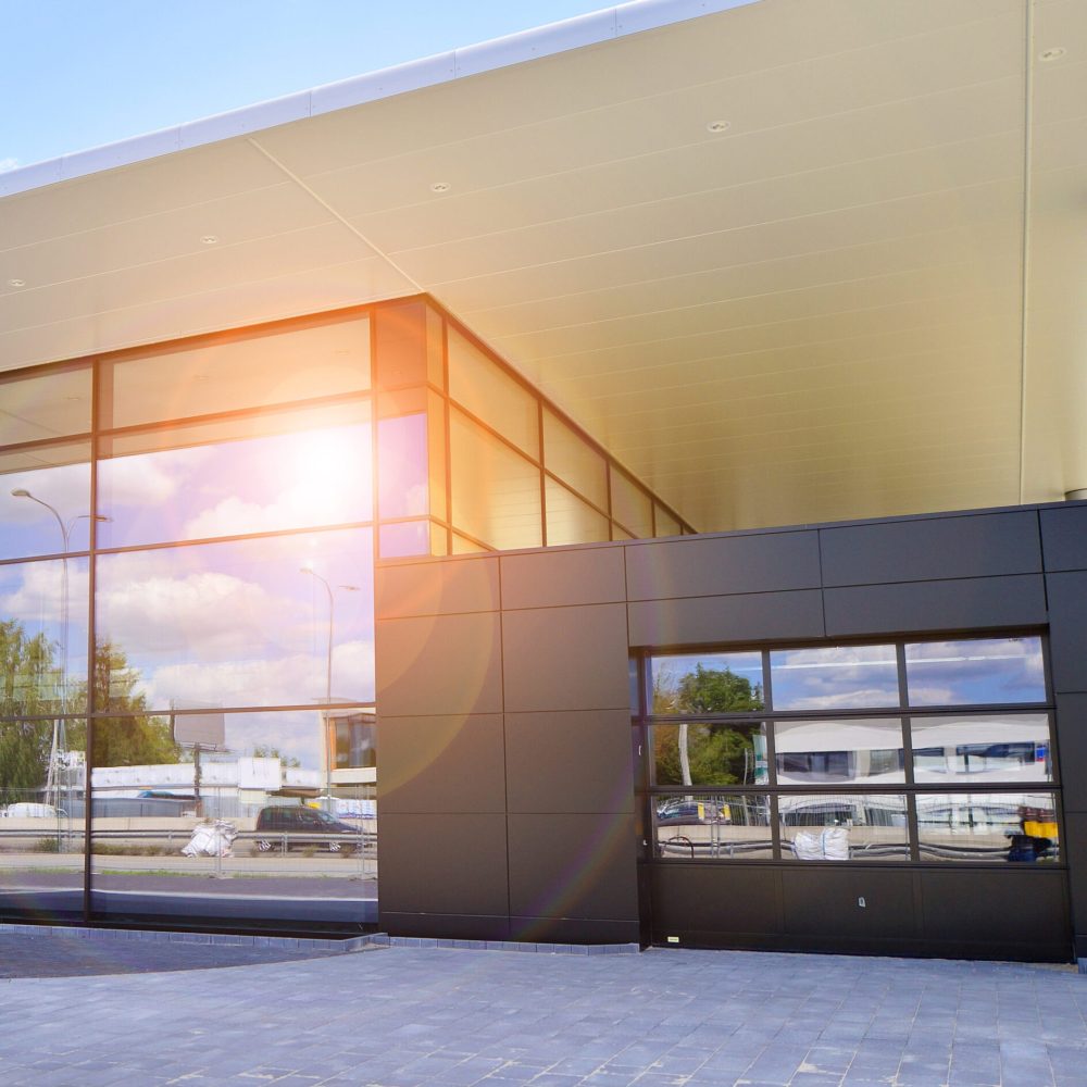 Hallkonsulten – Affärsbyggnader Modern affärsbyggnad med glasfasad och stålpanel – exempel på Hallkonsultens arkitektur och projektering av kommersiella fastigheter