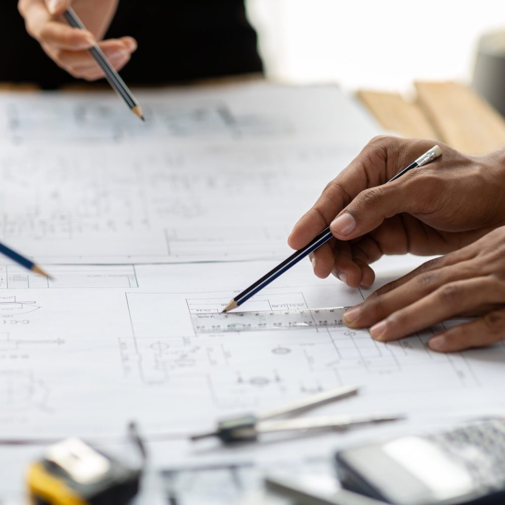 Projektering av verkstadshall Ritning med hjälm, måttband och kalkylator – symbol för projektering av verkstadshallar.