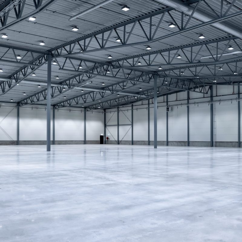 HALL13 Isolerad lagerhall med stålkonstruktion – idealisk lösning för temperaturkontrollerad logistik.