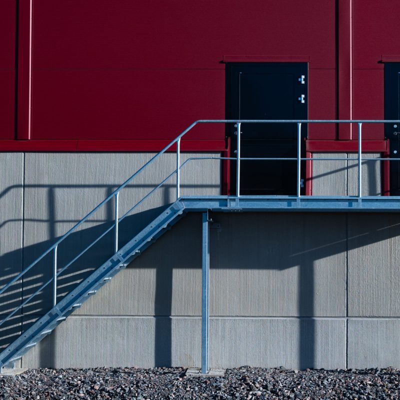 Fasad på industrihall – produktjämförelse för kostnadseffektiva lösningar vid nybyggnation.