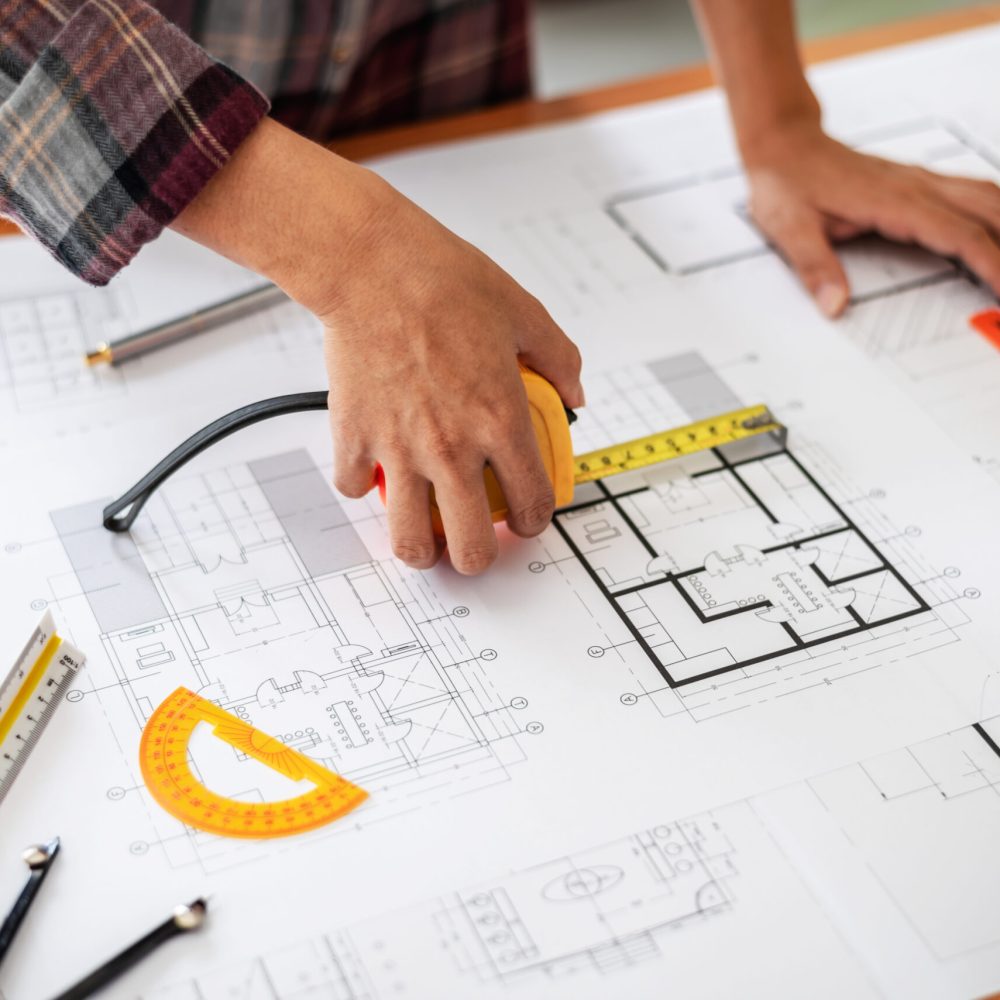 Arkitekt arbetar med ritning för logistikprojekt arkitekt arbetar med ritning för logistikbyggnad – Hallkonsulten