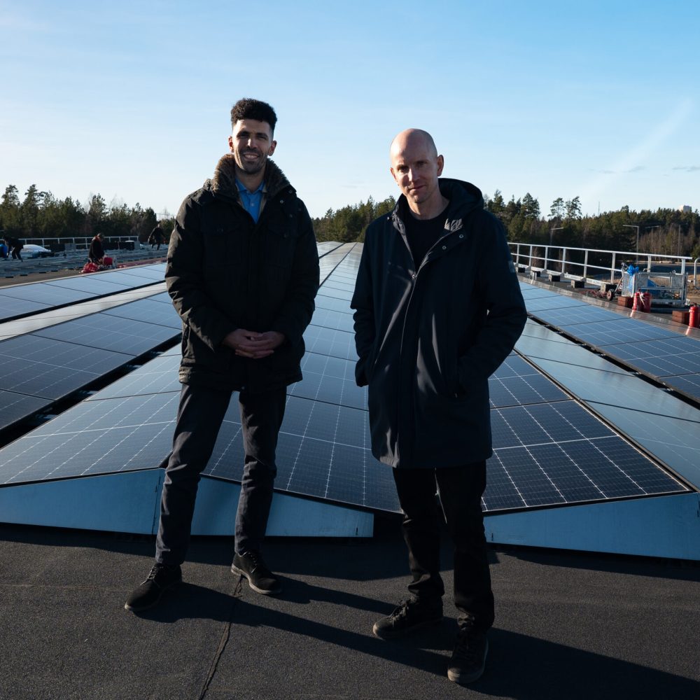Hallkonsultens arkitekter vid solpaneler – experter på hållbara lösningar för industrihallar.