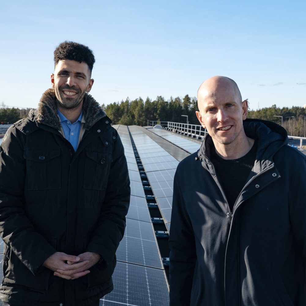 Hallkonsultens arkitekter vid installation av solpaneler på maskinhall Arkitekter från Hallkonsulten vid installation av solpaneler på tak till maskinhall