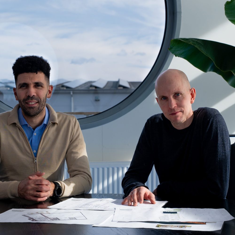 Hallkonsultens arkitekter Hallkonsultens arkitekter under möte – planering av industri- och verkstadshallar.