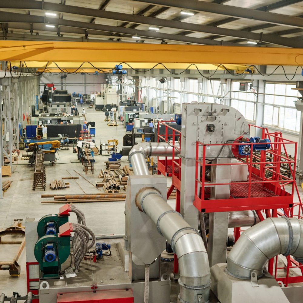 Industrihall med traverskran och produktionsmiljö Interiör av industrihall med traverskran och produktionsutrustning – exempel på moderna industribyggnader med stålkonstruktion.
