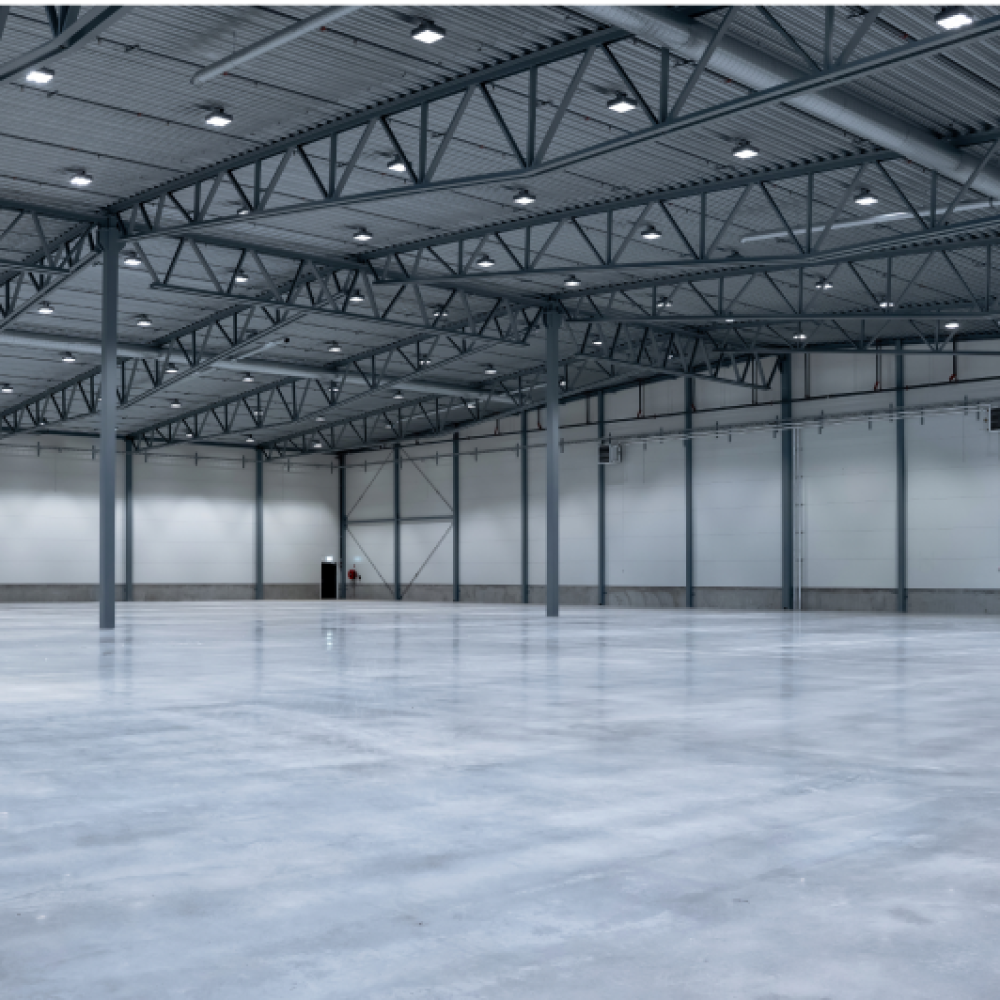 Interiör av tom industrihall – kalkylunderlag för att bygga industrihall med rätt budget.