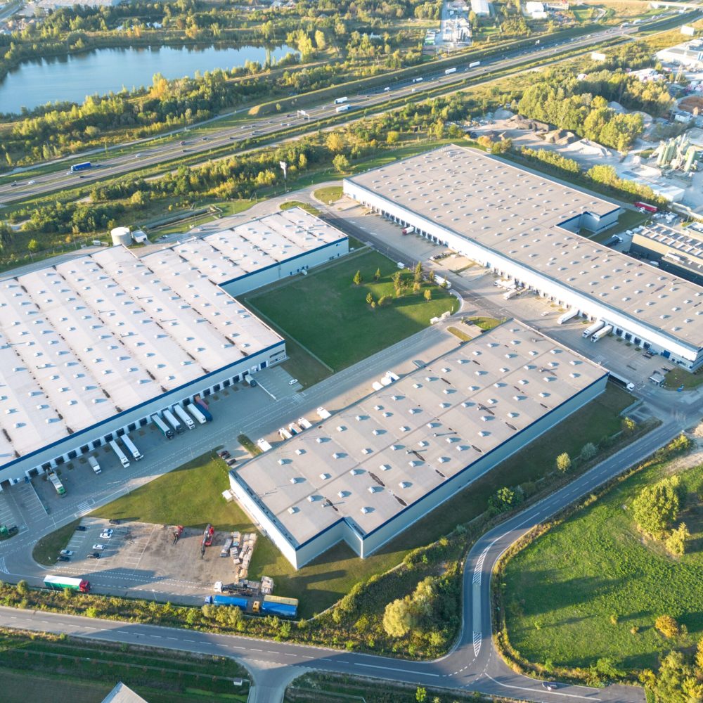 Flygfoto över moderna logistikhallar – Hallkonsulten Flygfoto över moderna logistikhallar och logistikfastigheter – Hallkonsulten