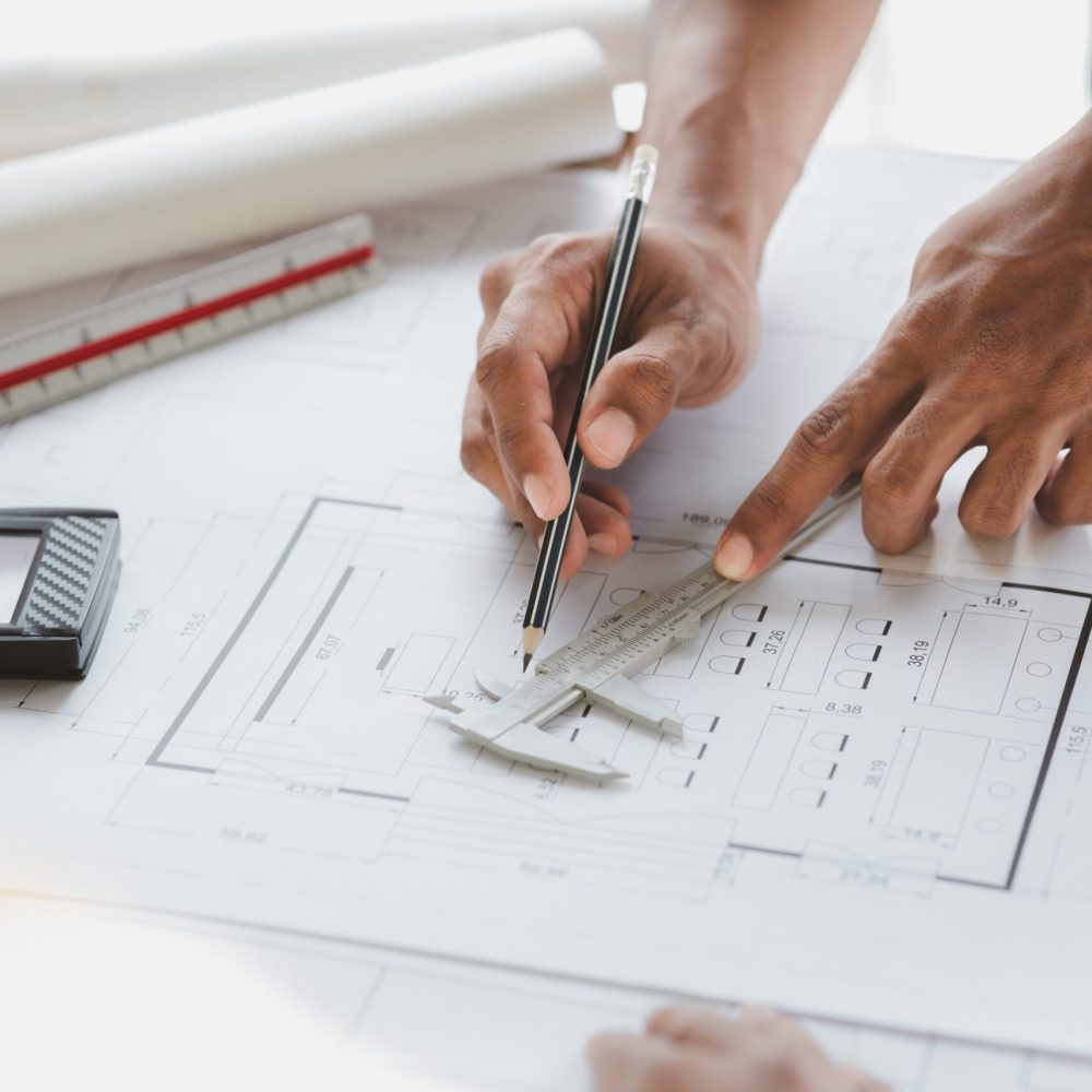 Projektering av affärsbyggnad Ritning av affärsbyggnad under projektering – tekniskt arbete med planlösning och måttsättning.