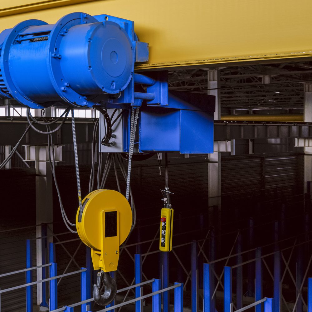 Traverskran i industribyggnad Detalj av traverskran i stålkonstruktion – exempel på teknisk utrustning i moderna industrihallar.