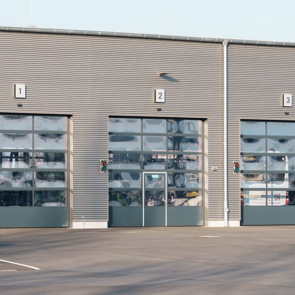 Verkstadshall med portar i metallfasad Exteriör av verkstadshall med portar i metallfasad – modern och funktionell industribyggnad.